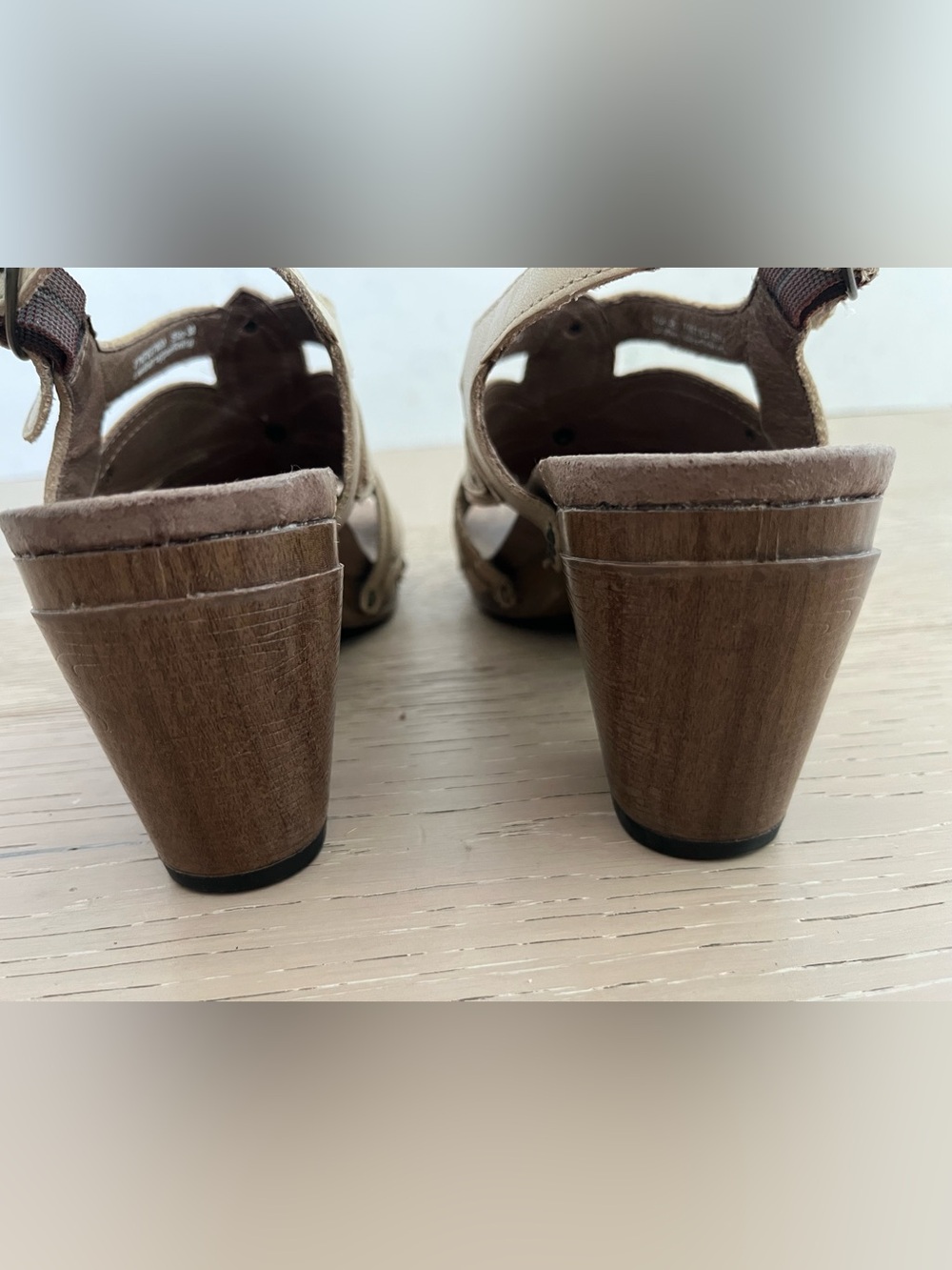 Dansko Beige Tan Nina Floral Cutout Clog Sandals Sz 7.5 / 38 - Picture 5 of 7